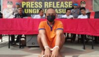 Tersangka M Khoirul Umam saat diamankan di Mapolres Gresik